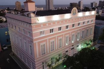 prédio rosa e branco onde está instalada a Assembleia Legislativa de Alagoas